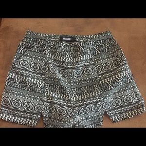Misguided B&W side zip shorts sz 8
